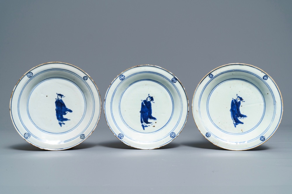 Drie Chinese blauwwitte ko-sometsuke borden met wijsgeren, Tianqi