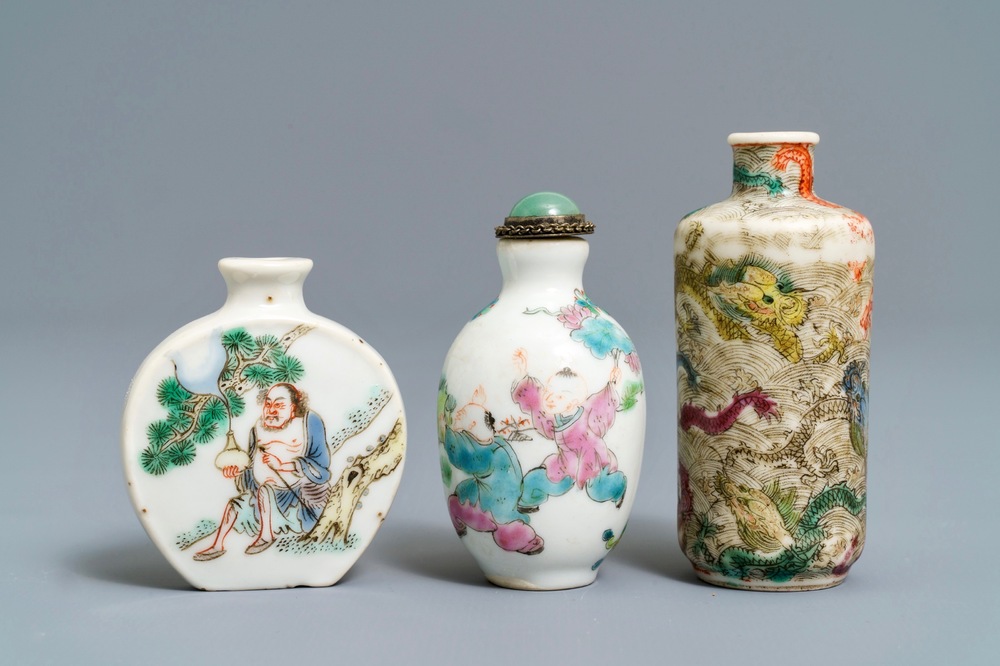 Trois tabati&egrave;res en porcelaine de Chine famille rose et verte, 19/20&egrave;me