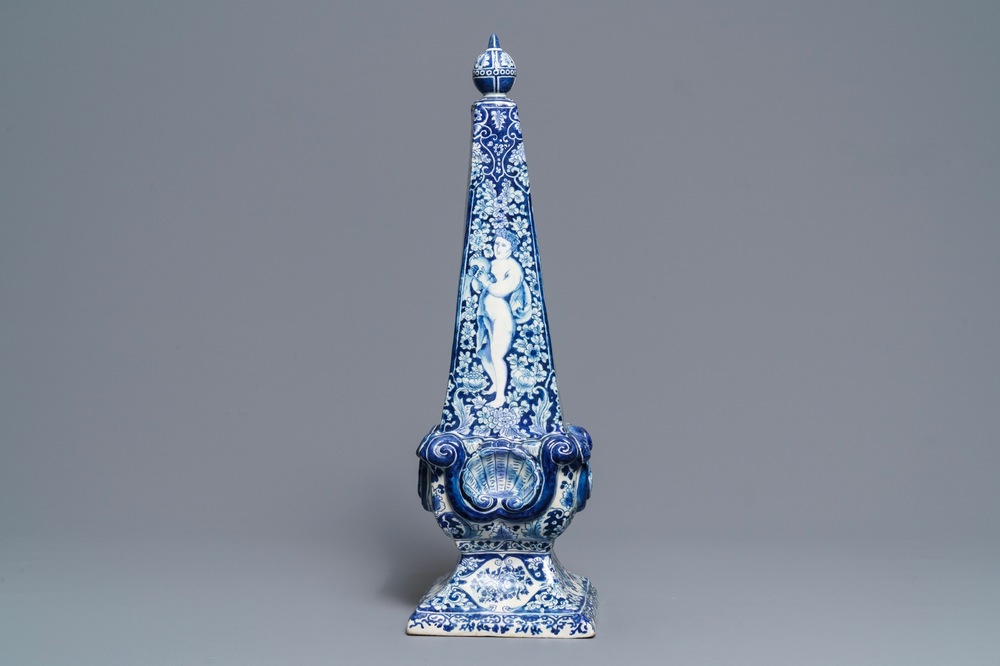 Un grand ob&eacute;lisque en fa&iuml;ence de Delft bleu et blanc, 1er quart du 18&egrave;me