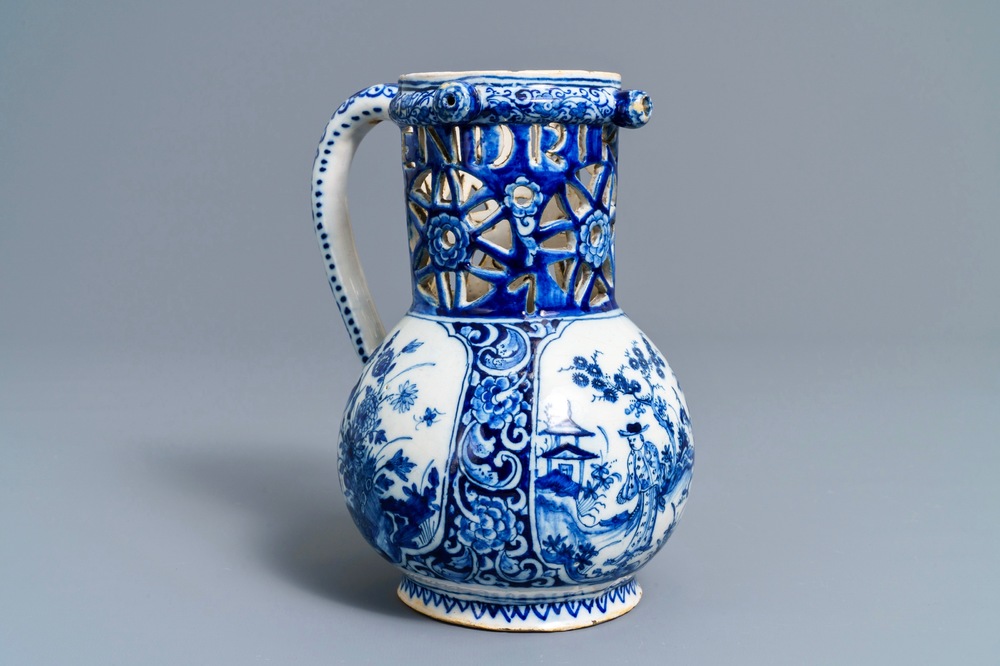 Een blauwwitte Delftse fopkan met chinoiserie decor, gedat. 1743