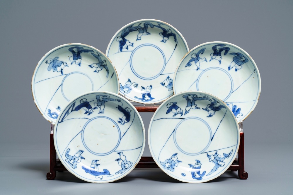 Cinq assiettes de type ko-sometsuke en porcelaine de Chine bleu et blanc, Tianqi