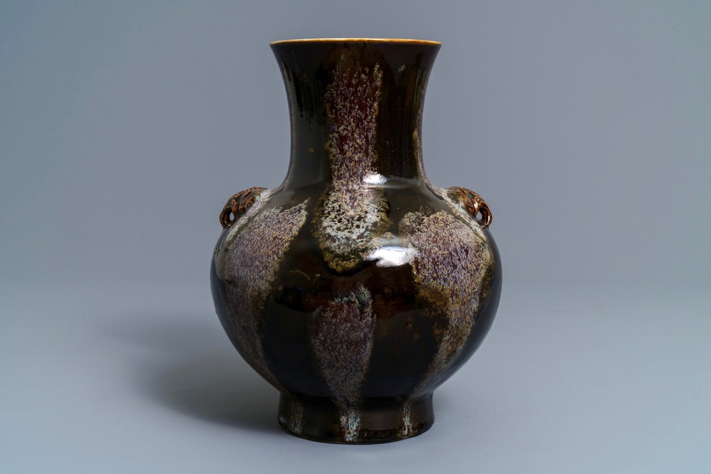 Un vase de forme hu en porcelaine de Chine brun flamb&eacute;, marque de Kangxi, 19&egrave;me