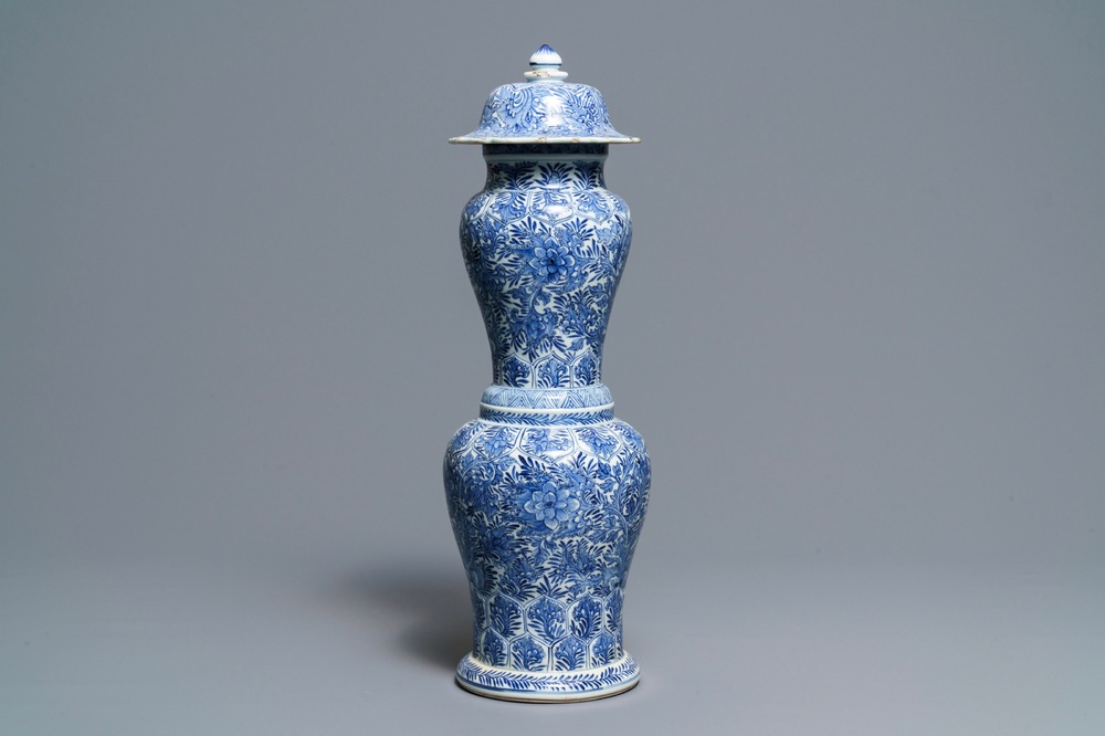 Een zeldzame Chinese blauwwitte dekselvaas, Kangxi