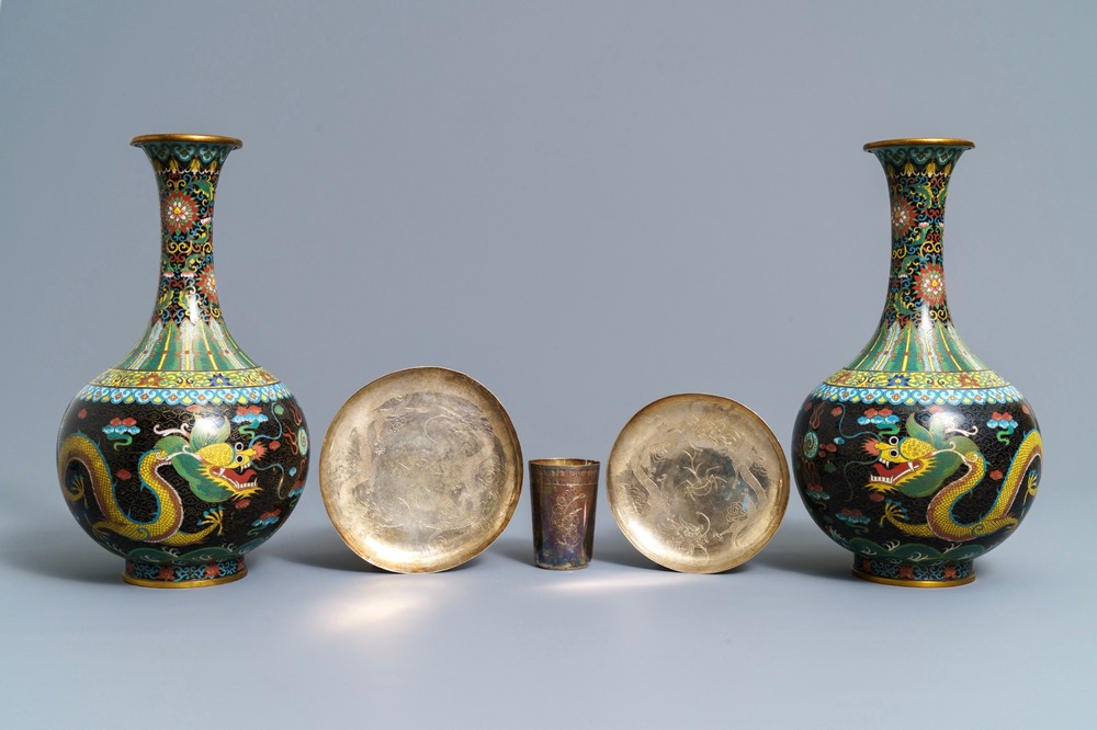 Een paar Chinese flesvormige cloisonn&eacute; vazen, twee zilveren schoteltjes en een beker, 19/20e eeuw