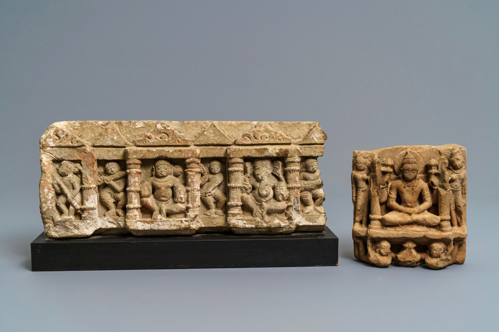 Twee rood zandstenen architecturale fragmenten, Centraal-India, 10/14e eeuw