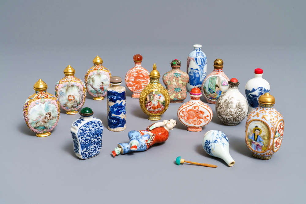 Sixteen various Chinese porcelain snuff bottles, 19/20th C.