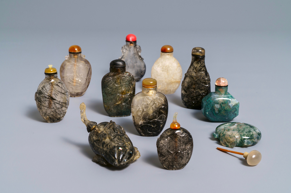 Eleven Chinese famille agate and quartz snuff bottles, 19/20th C.