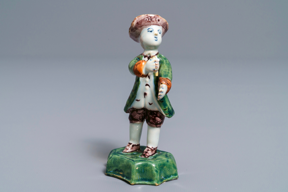 Une figure d'un gar&ccedil;on au chapeau en fa&iuml;ence de Delft polychrome, 18&egrave;me