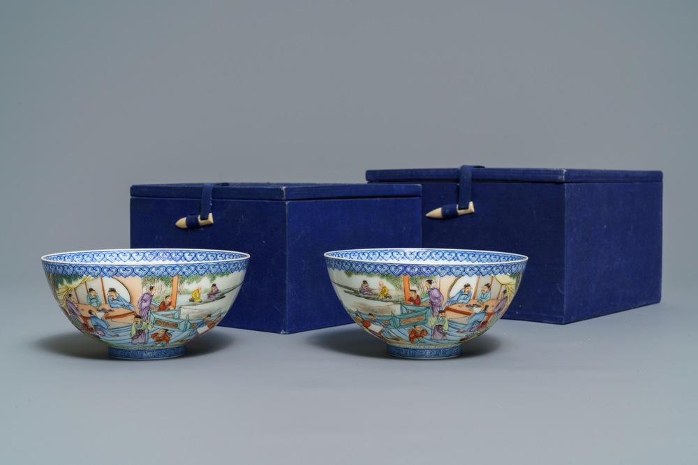 Une paire de bols en porcelaine de Chine coquillle d'oeuf, marque de Qianlong, 20&egrave;me