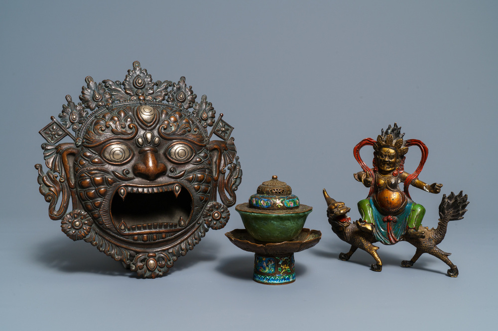 Een met zilver ingelegd bronzen masker, een jade kom en een beeld van Mahakala op draak, Tibet, 19/20e eeuw