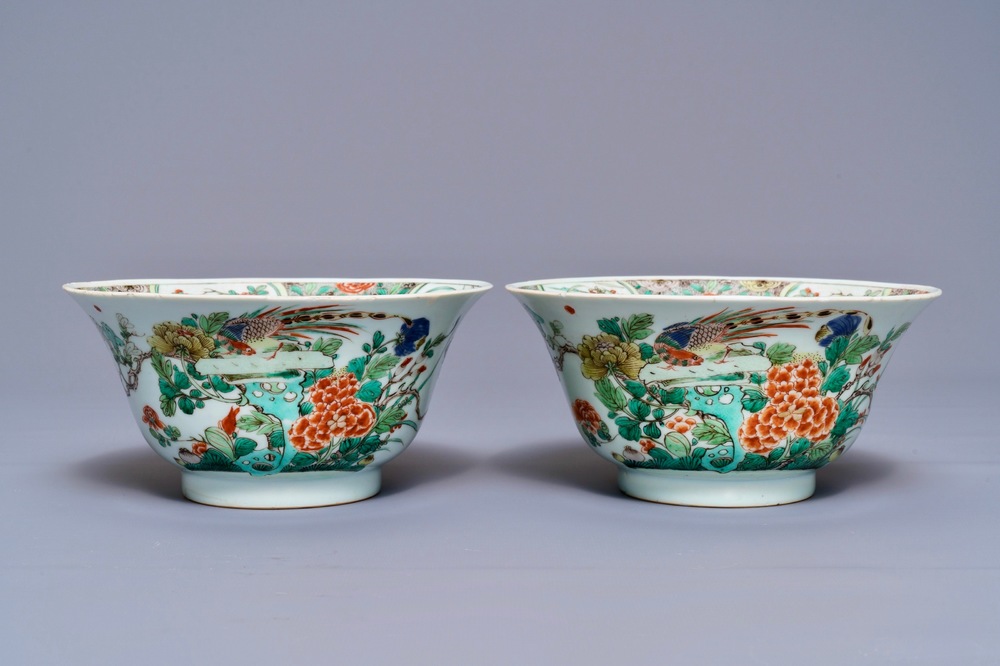 Une paire de bols en porcelaine de Chine famille verte, Kangxi