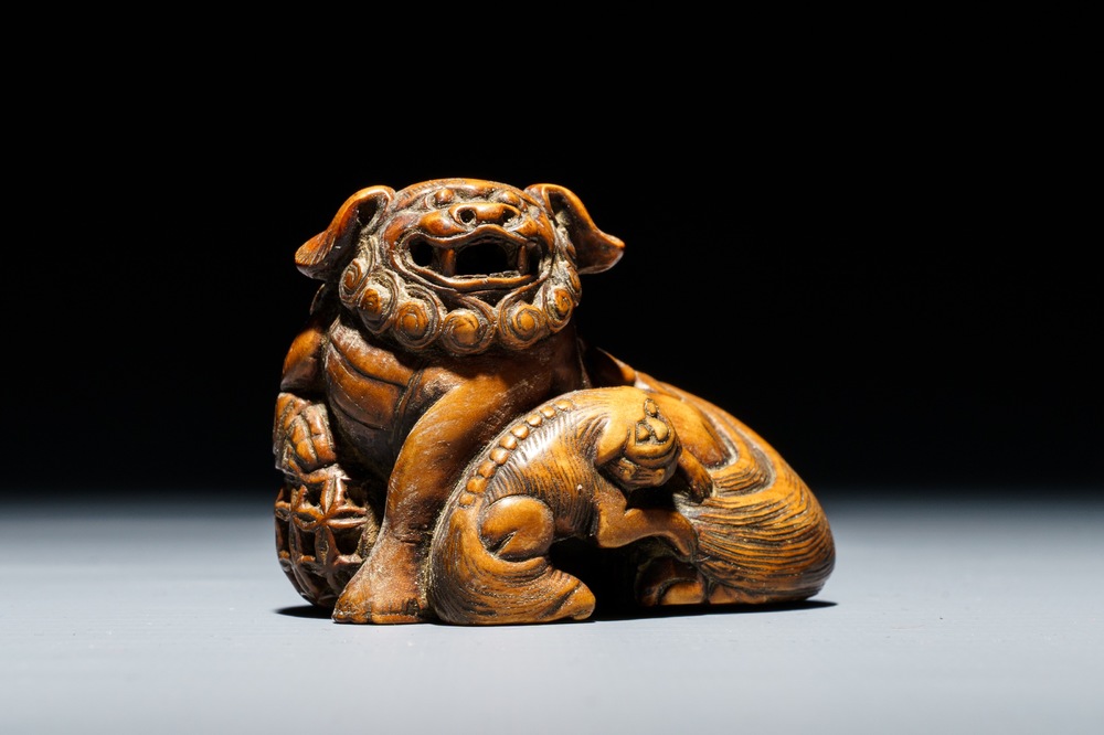 Een Japanse houten netsuke van een shishi met kleintje, Edo, 18/19e eeuw