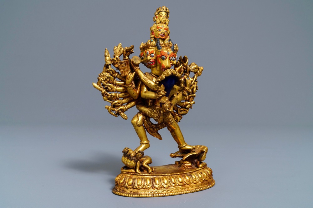 Een Sino-Tibetaanse beschilderde bronzen figuur van Yamantaka en gemalin, 19/20e eeuw