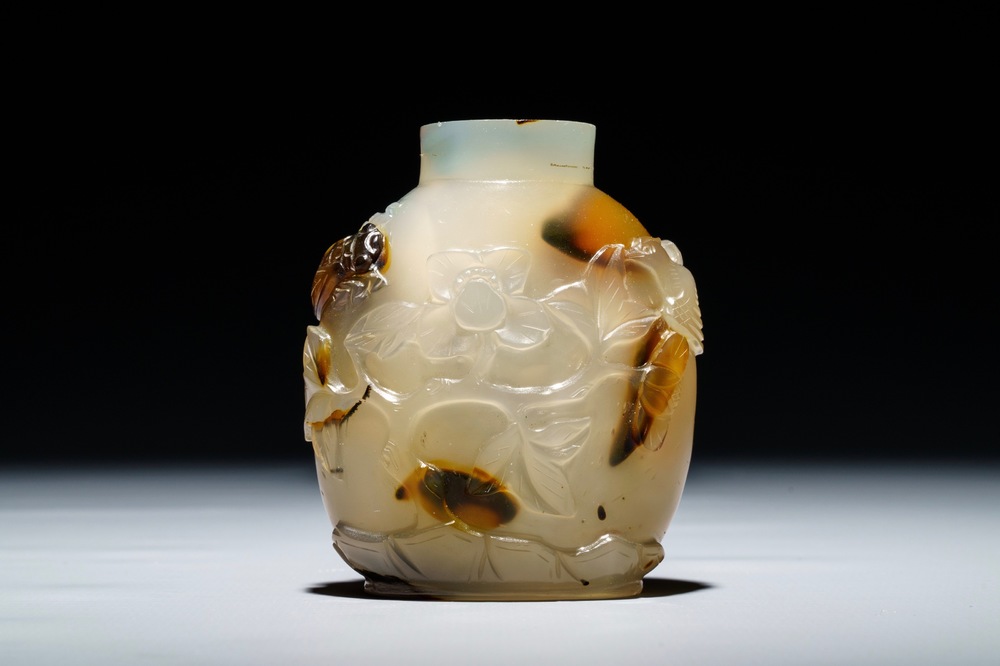 Une tabati&egrave;re en agate &agrave; d&eacute;cor de fleurs et oiseaux, Chine, 18/19&egrave;me