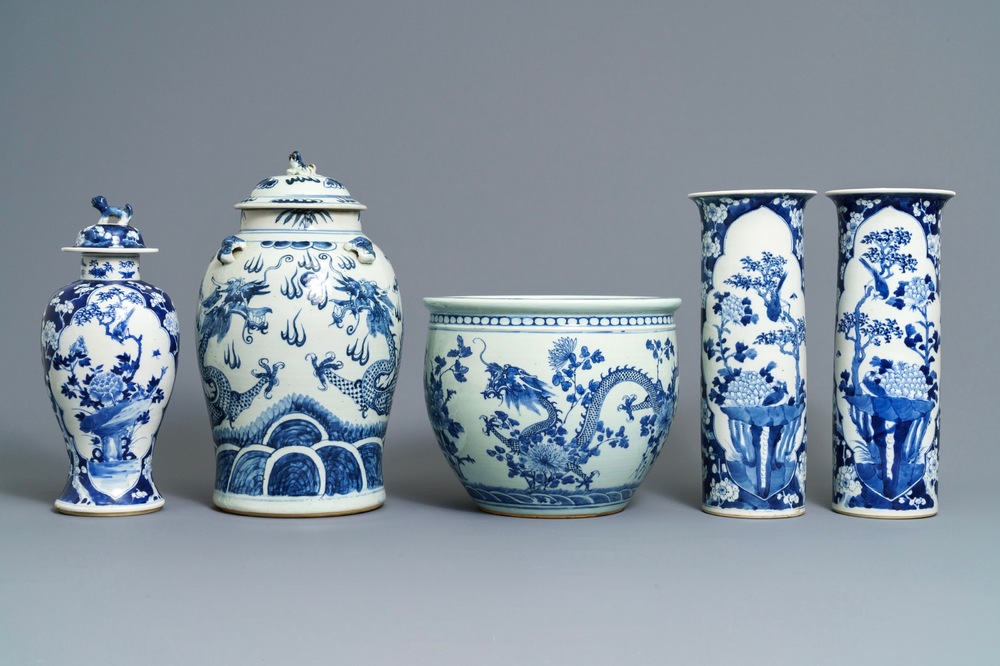 Quatre vases et une jardini&egrave;re en porcelaine de Chine bleu et blanc, 19&egrave;me