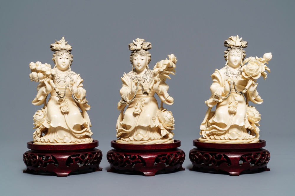 Drie Chinese ivoren figuren van zittende bloemenmeisjes, 19/20e eeuw
