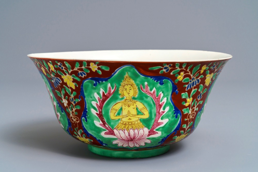 Un grand bol en porcelaine de Chine Bencharong pour le march&eacute; thai, 19&egrave;me