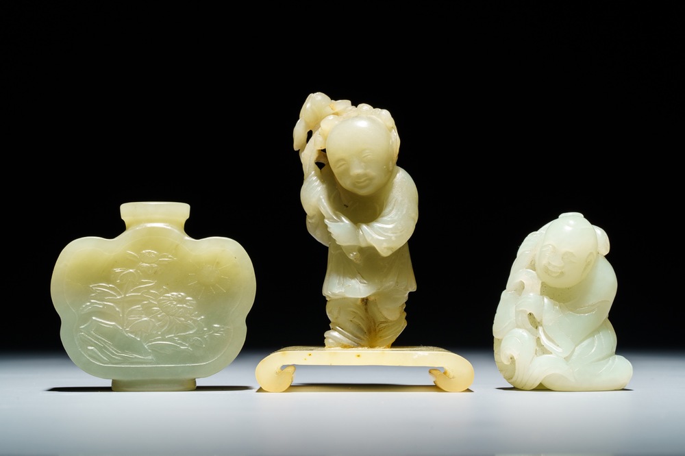 Une tabati&egrave;re et deux figures de gar&ccedil;ons en jade sculpt&eacute;, Chine, 19/20&egrave;me