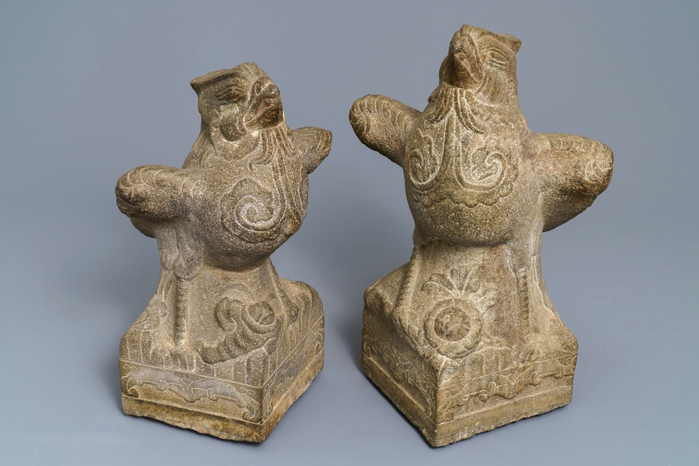 Een paar grote Chinese stenen figuren van feniksen, Yuan of Ming