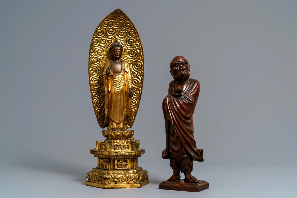 Une figure de Bouddha en bois dor&eacute; et un okimono figurant Daruma, Meiji, 19&egrave;me