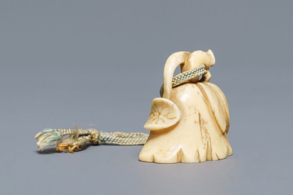 Un netsuke en forme de fleur de lotus en ivoire sculpt&eacute;, Japon, Edo, 18&egrave;me