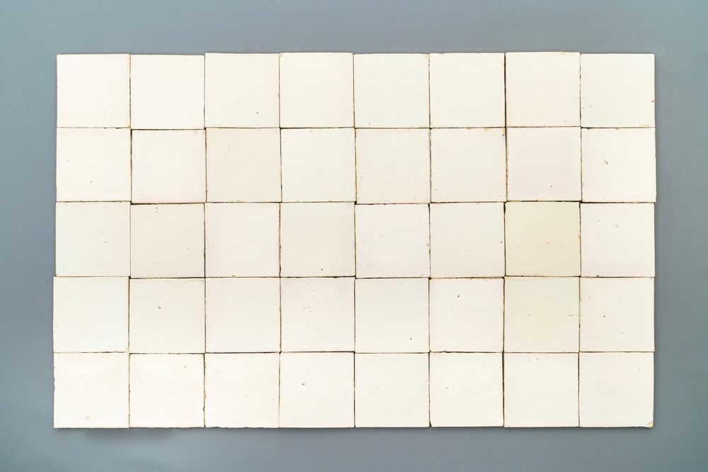 Een lot van ca. 80 witte Delftse tegels, 18e eeuw