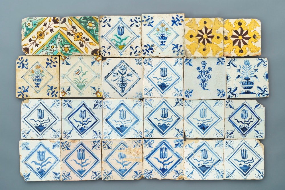 Une collection vari&eacute;e de carreaux en fa&iuml;ence de Delft et d'Espagne, 17&egrave;me