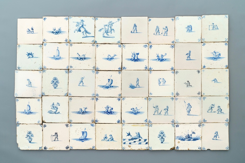 Veertig diverse blauwwitte Delftse tegels, 17/18e eeuw