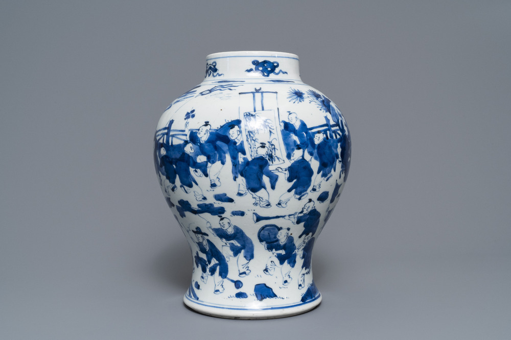 Een Chinese blauw-witte balustervaas met spelende jongens, Kangxi