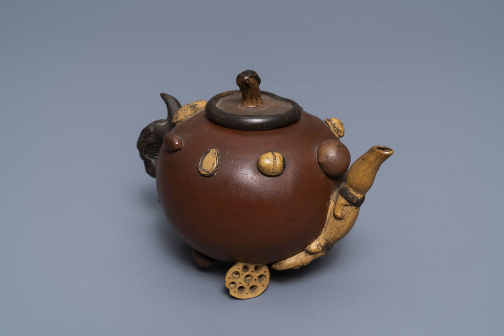 Een Chinese Yixing steengoed theepot met reli&euml;fdecor van vruchten en noten, Shao Er Quan merk, Daoguang