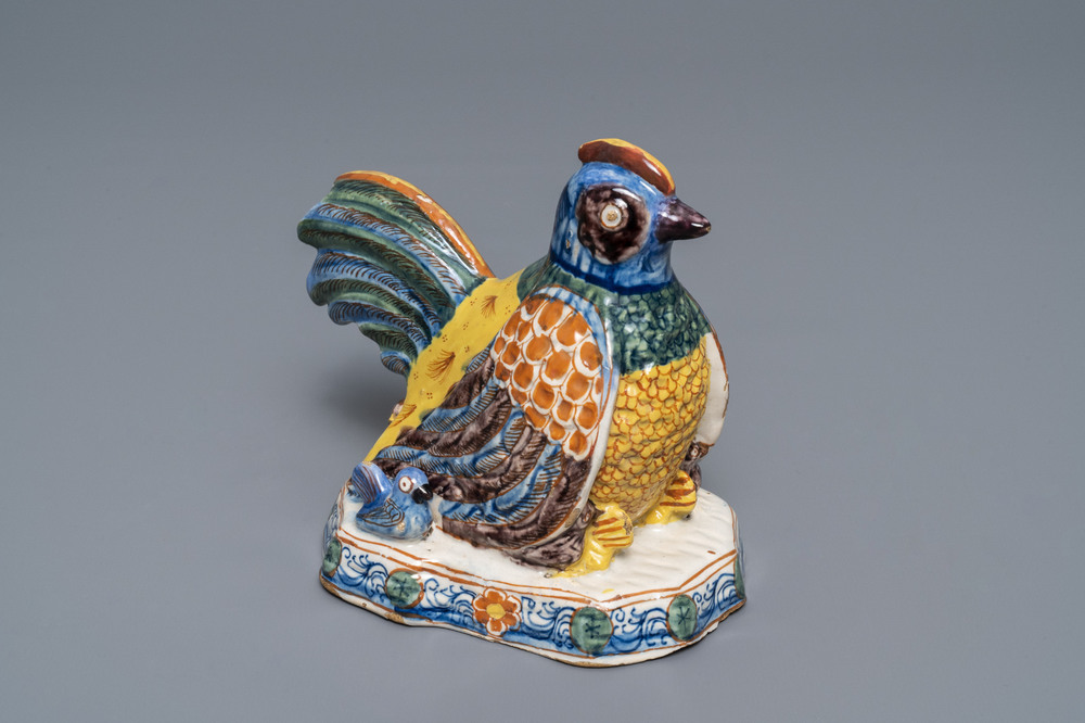 Un groupe d'une poule et ses poussins en fa&iuml;ence de Delft polychrome, 18&egrave;me