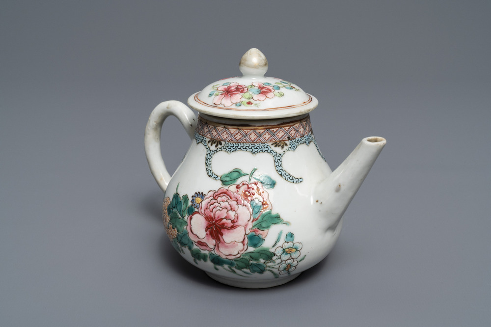 Une th&eacute;i&egrave;re couverte en porcelaine de Chine famille rose &agrave; d&eacute;cor floral, Yongzheng