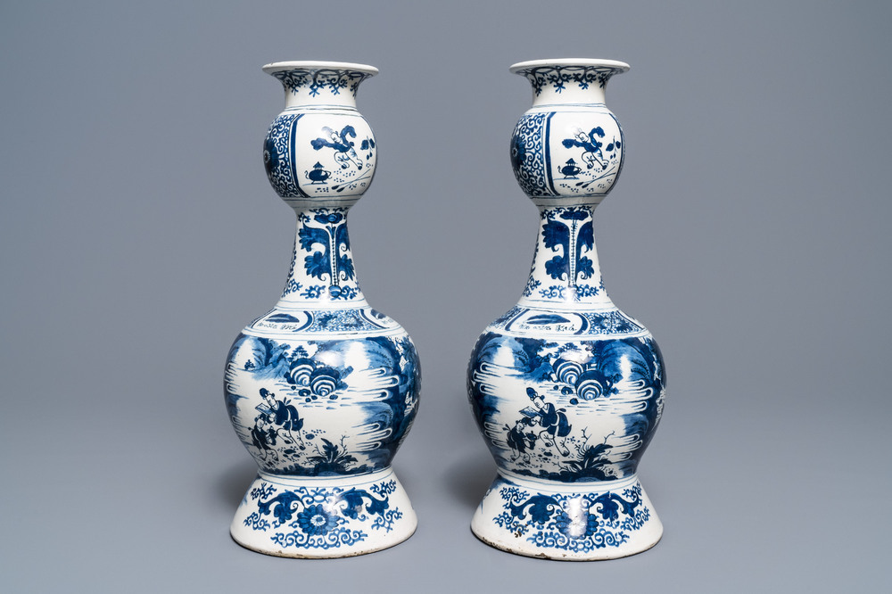 Een paar grote blauw-witte Delftse knobbelvazen met chinoiserie decor, vroeg 18e eeuw