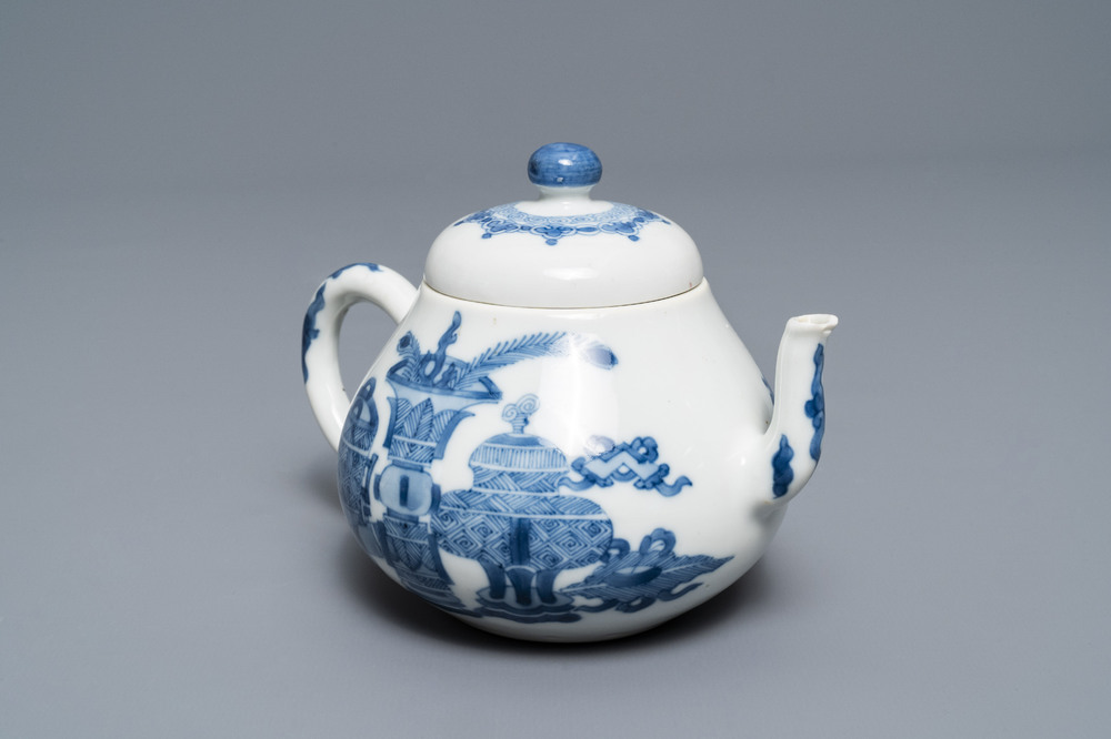 Une th&eacute;i&egrave;re couverte en porcelaine de Chine bleu et blanc, marque de Jiajing, Kangxi