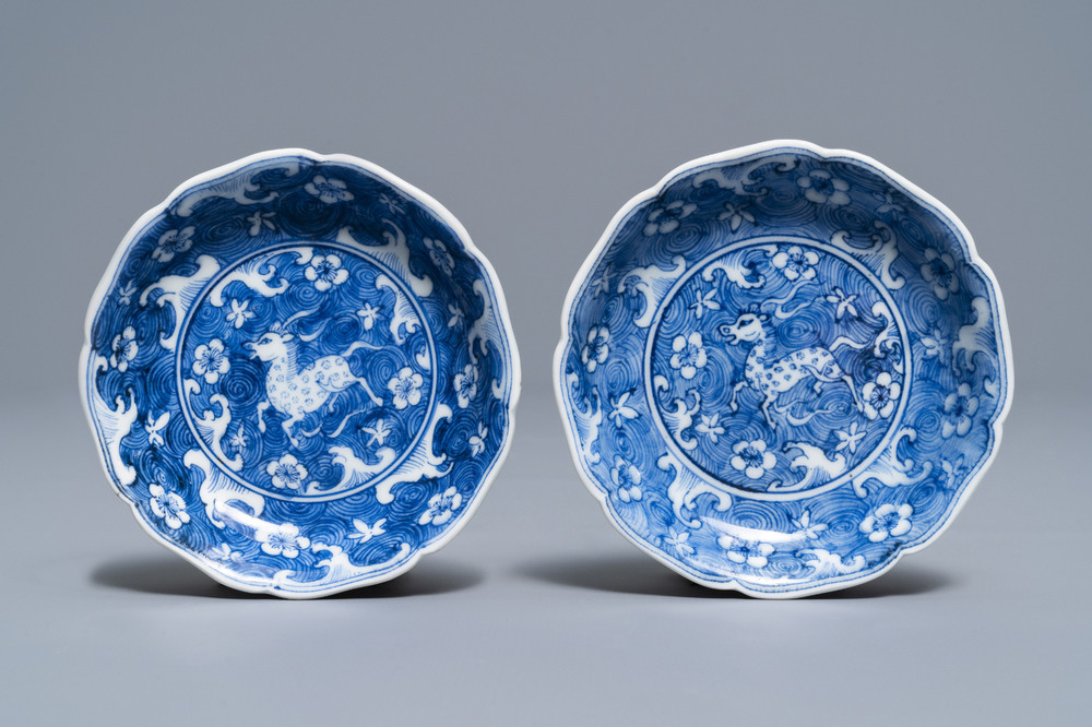 Een paar Chinese blauw-witte bordjes met galopperende paarden, Jiajing merk, wellicht Kangxi