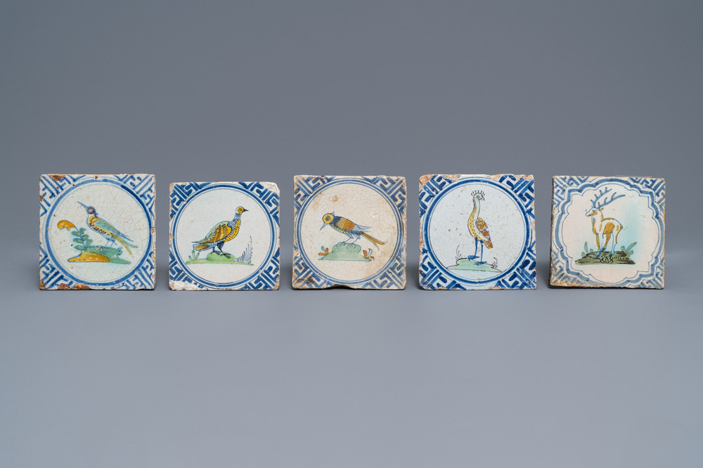 Cinq carreaux en fa&iuml;ence polychrome de Delft &agrave; d&eacute;cor d'oiseaux et d'un cerf, 1&egrave;re moiti&eacute; du 17&egrave;me