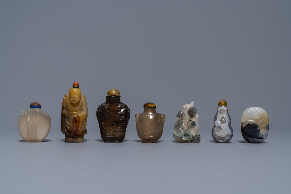 Six Chinese carved agate snuff bottles and a pendant, 19/20th C.