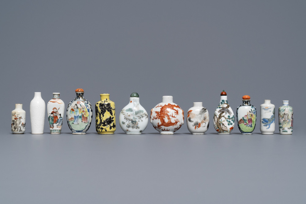 Twaalf Chinese famille rose en verte porseleinen snuifflessen, 19/20e eeuw