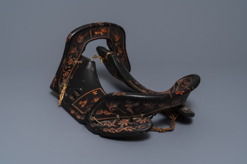 A Japanese painted and lacquered wooden saddle, Edo/Meiji, 18/19th C.