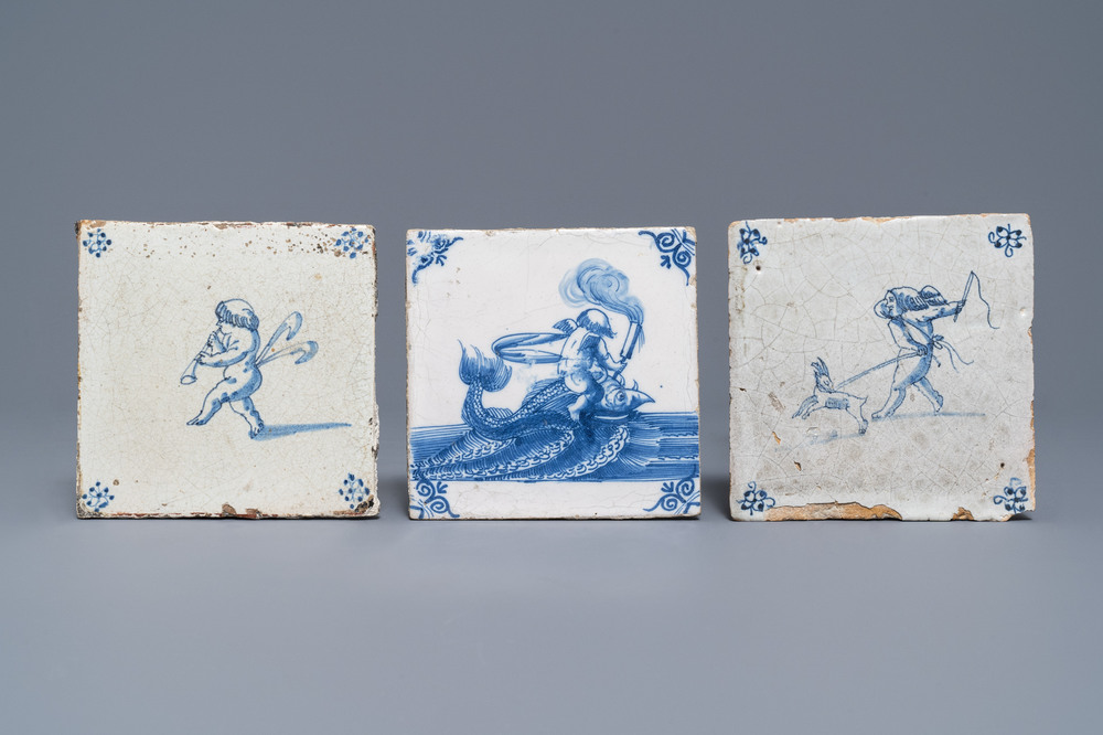 Trois carreaux en fa&iuml;ence de Delft bleu et blanc &agrave; d&eacute;cor de putti, 17&egrave;me