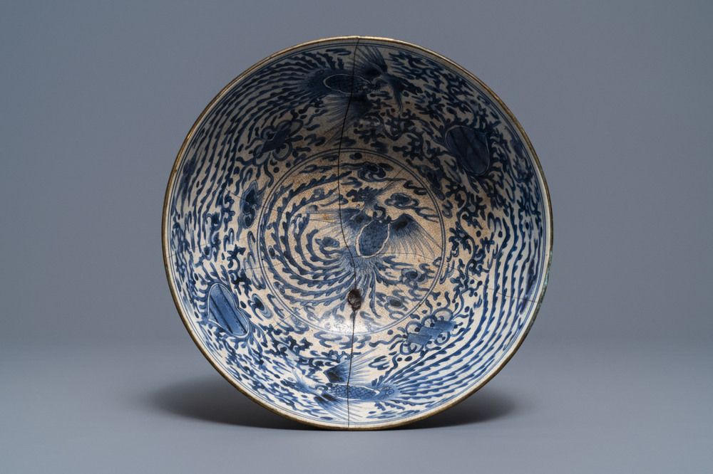 A southern Chinese blue and white Vietnamese market 'Bleu de Hue' 'phoenixes' bowl, 19th C.