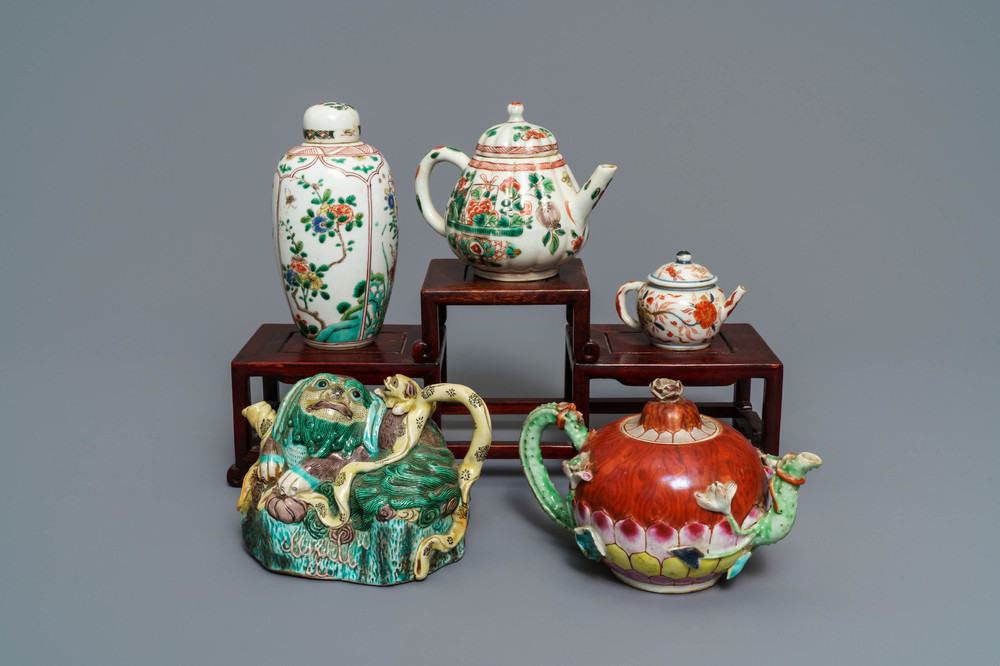 Vier Chinese famille rose, verte en Imari-stijl theepotten en een theebus, Kangxi en later