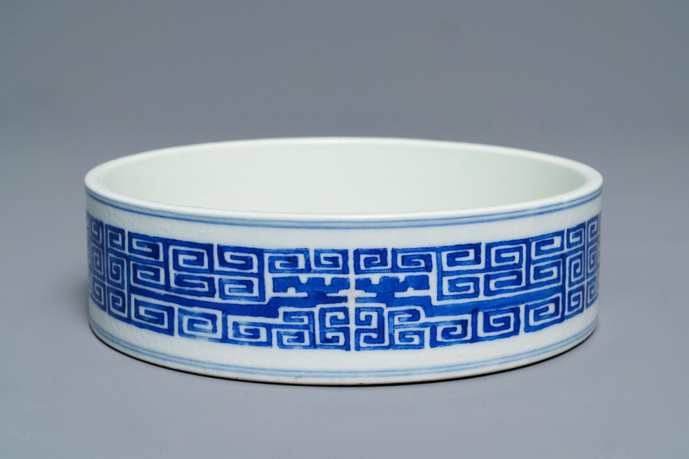 Un lave-pinceaux en porcelaine de Chine bleu et blanc, marque de Guangxu, 19/20&egrave;me