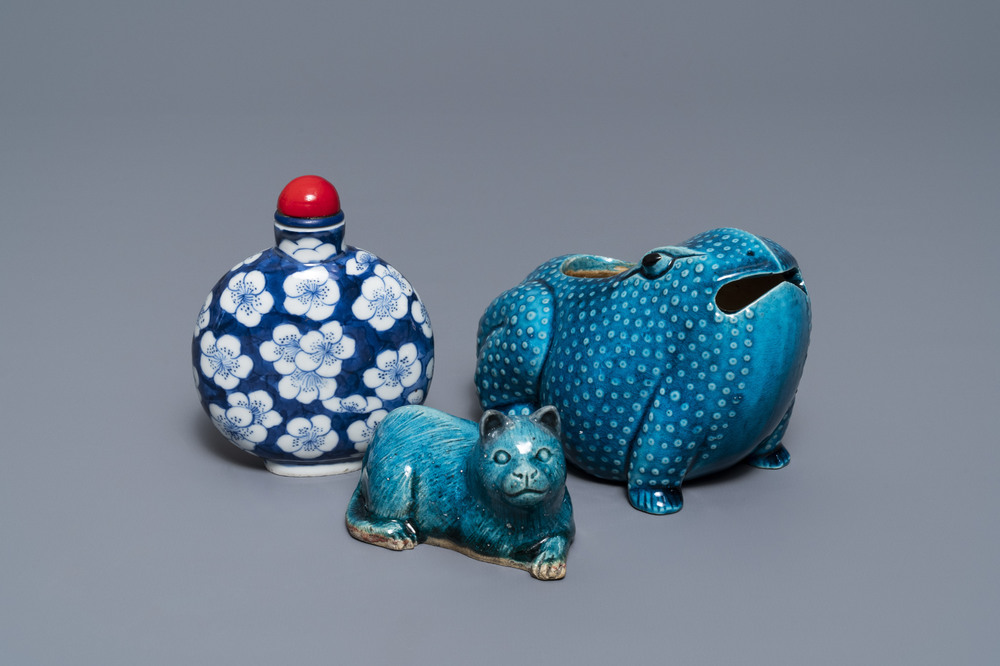 A Chinese turquoise-glazed model of a toad, a cat and a blue and white snuff bottle, Kangxi and 19th C.