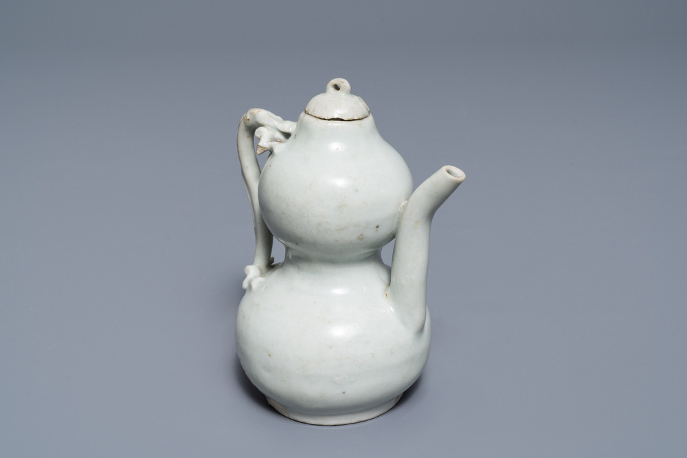 Une verseuse couverte en porcelaine de Chine de type qingbai, Yuan