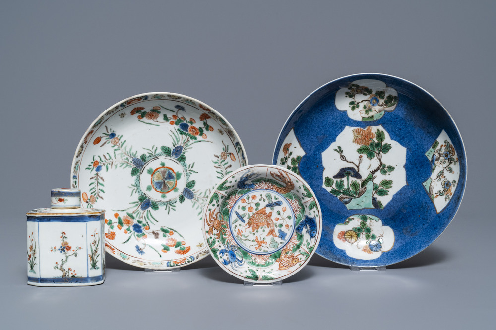 A Chinese famille verte tea caddy and three plates, Kangxi