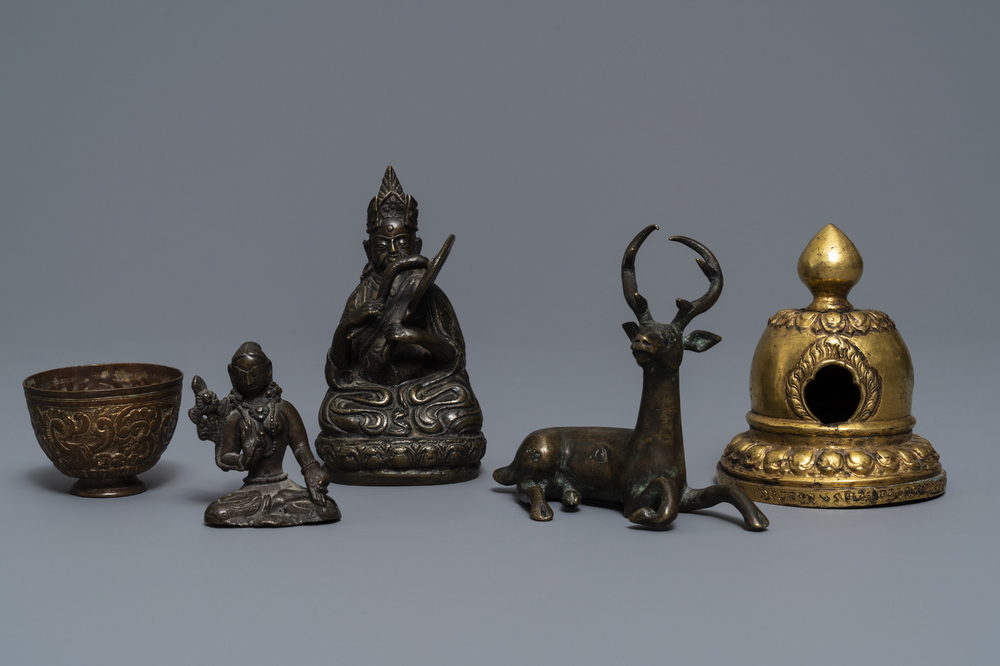 Cinq objets votives bouddhistes en bronze, Tibet et N&eacute;pal, 18/19&egrave;me