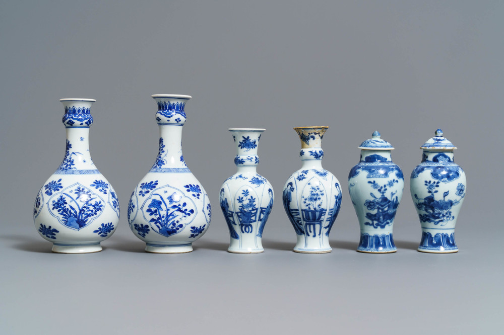 Trois paires de vases en porcelaine de Chine bleu et blanc, Kangxi