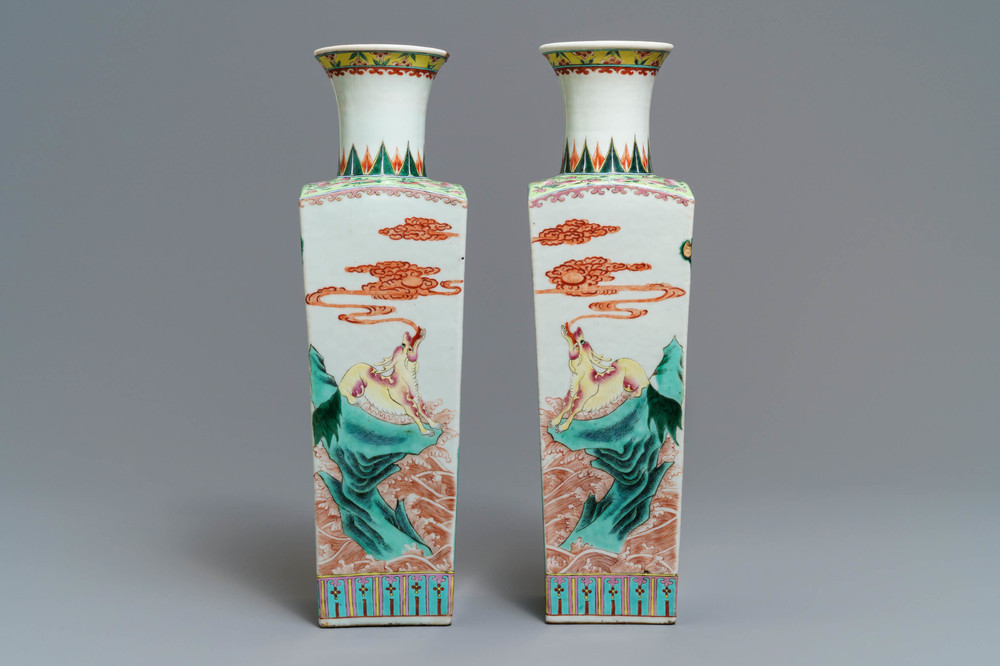 Une paire de vases de forme carr&eacute; en porcelaine de Chine famille rose, 19/20&egrave;me