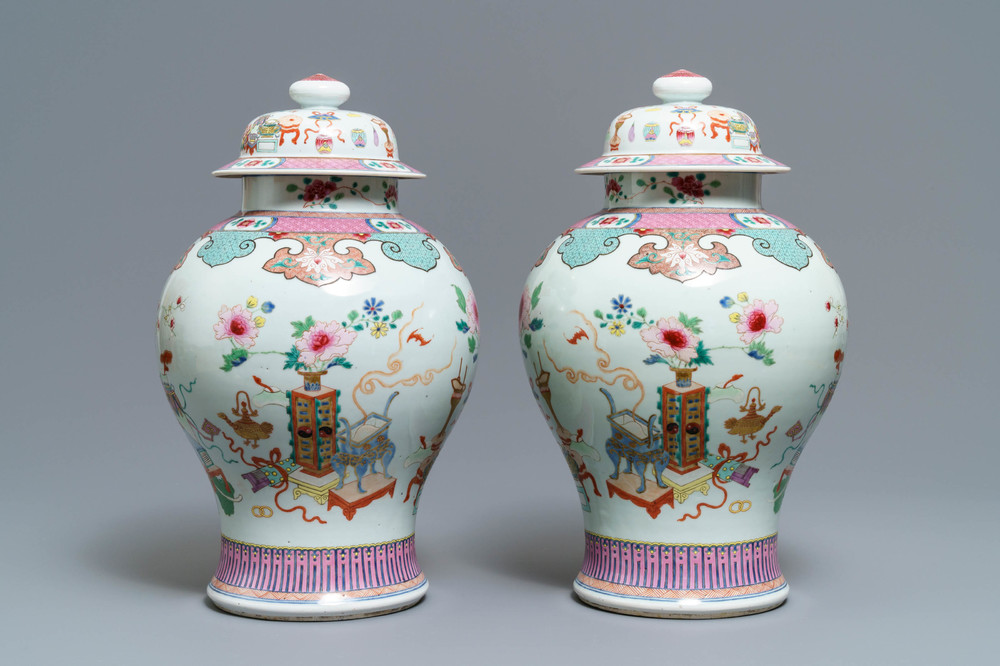 Une paire de vases couverts en porcelaine de Chine famille rose, 18/19&egrave;me